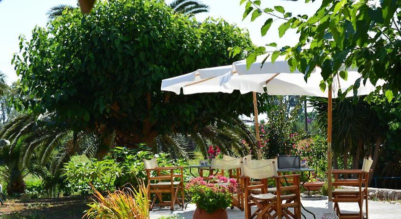 Hotel Troumpas Family Rooms & Apartments