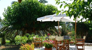 Hotel Troumpas Family Rooms & Apartments cazare Leonidio