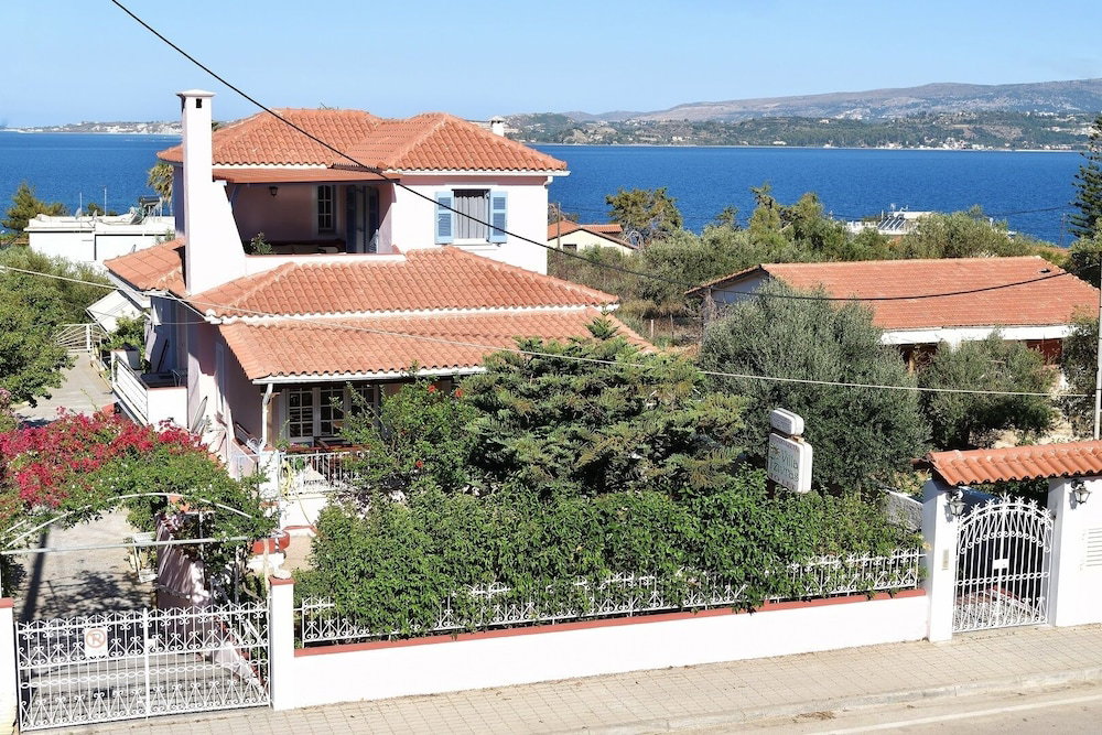 Hotel Tzivras Villa & Apartments