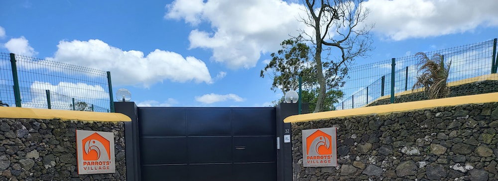Hotel Parrots Village