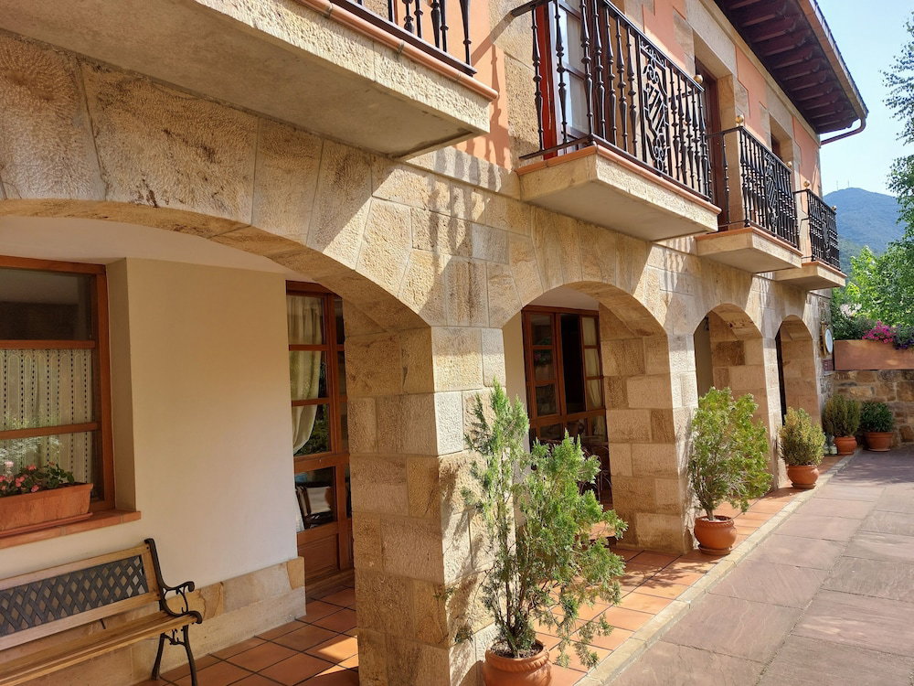 Hotel Picos De Europa Suites And Rooms