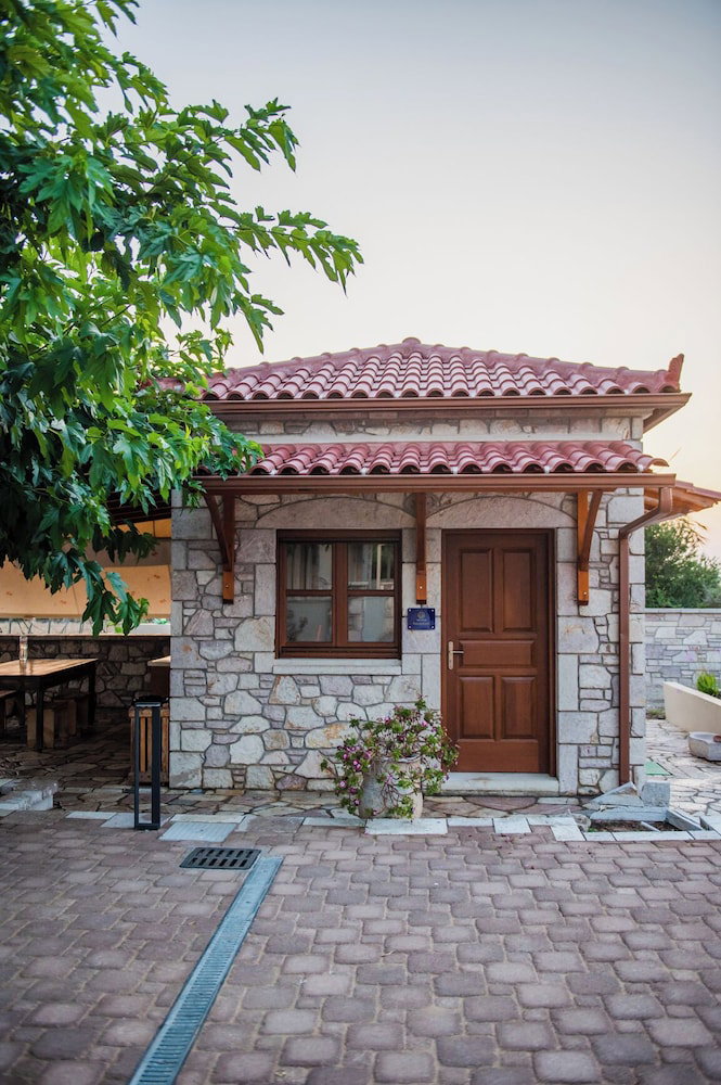Terra Hélios Suites & Studios