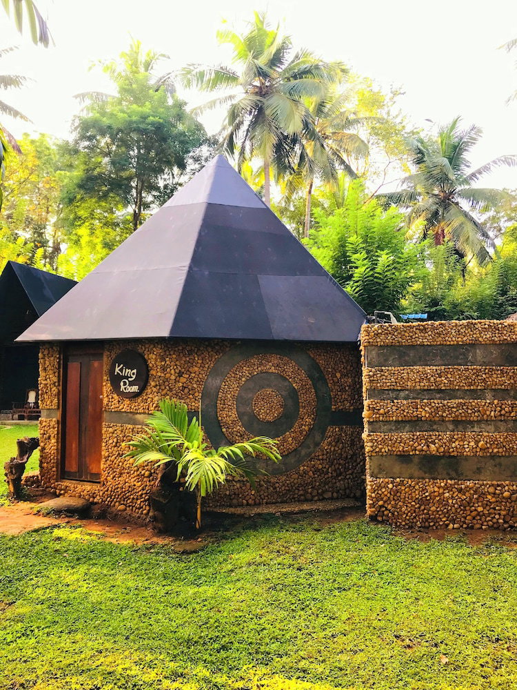 Hotel Atha Safari Resort & Riverside Camping