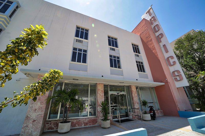 Hotel Tropics Hotel & Hostel