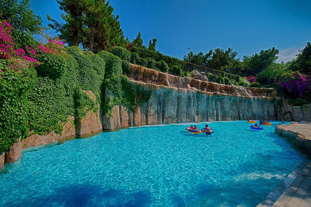 dal travel Utopia World Hotel