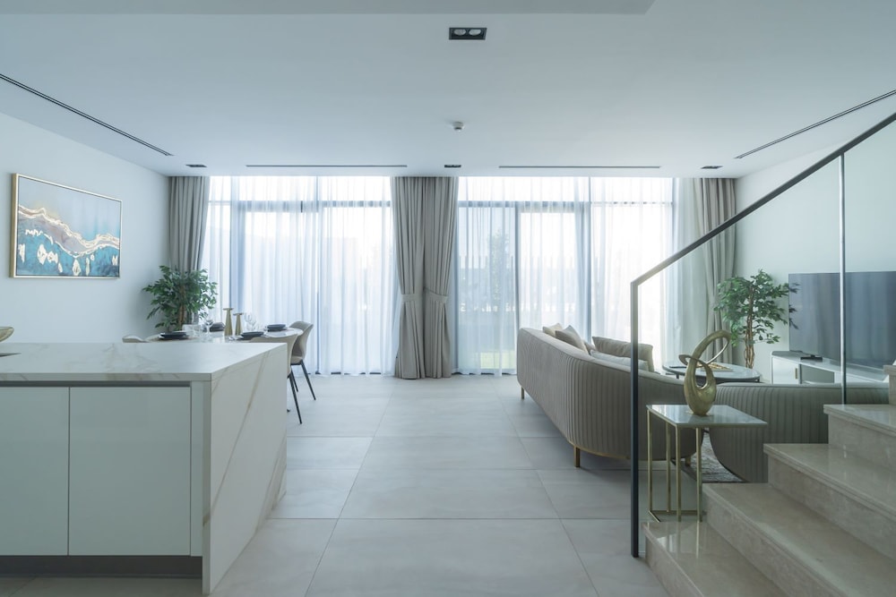 Hotel Impressive Townhouse In Al Danah Bay