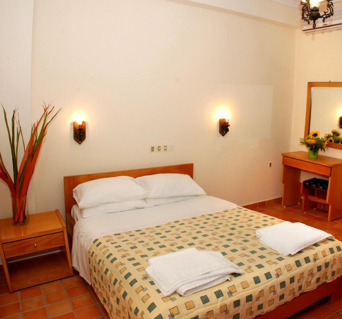Koukounaria Hotel & Suites