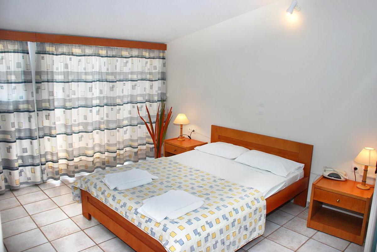 Koukounaria Hotel & Suites