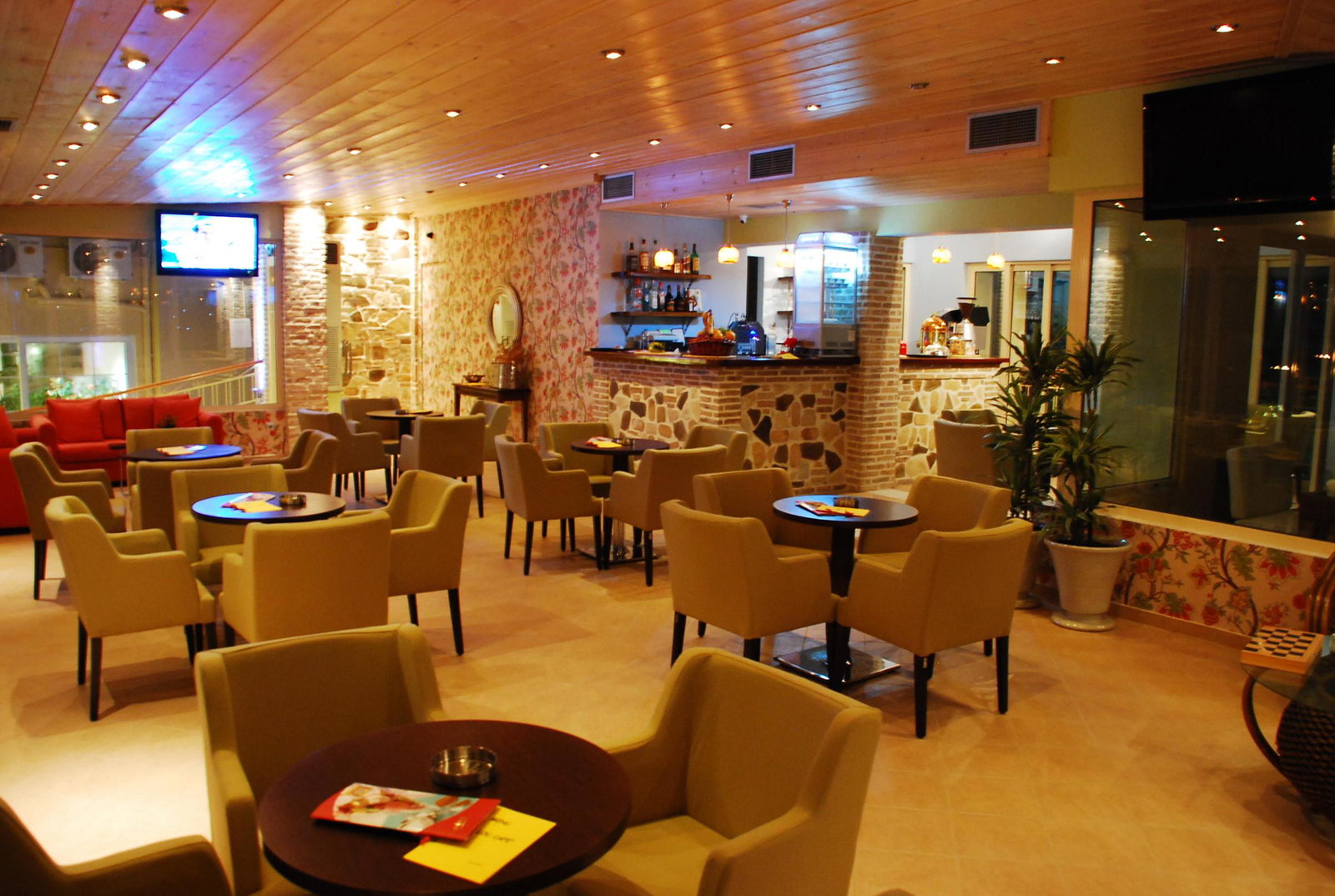 Koukounaria Hotel & Suites