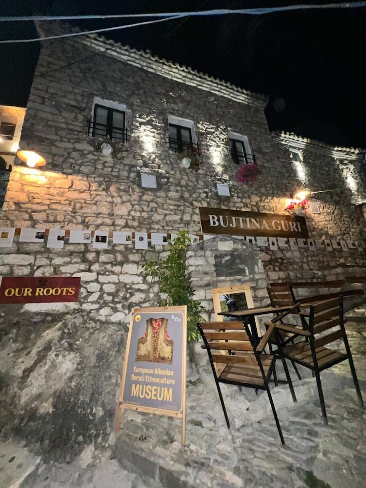 Hotel Old Town Guesthouse Guri