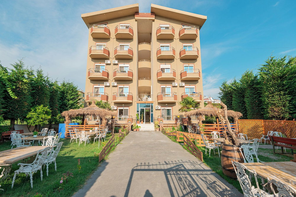 Hotel Serxhio Apartments Golem