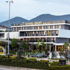 Hotel Royal East Resort cazare Farka e Madhe