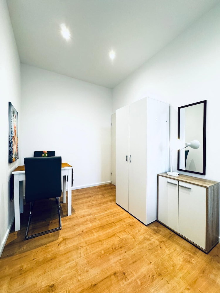 Hotel Cozy 4Br Apartment Near Kaufpark
