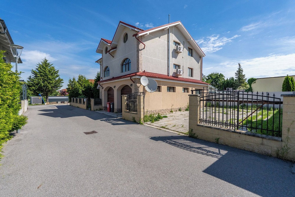 Hotel Faraway Aparthotel Near Airport