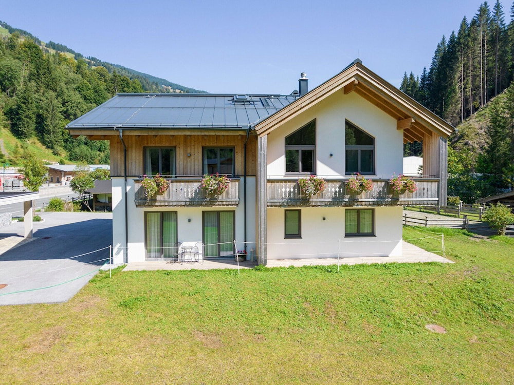 Hotel Chalet In Saalbach Near Ski Lift