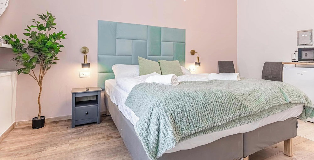 Hotel Comfy Barrier Free Studio Westbahnhof