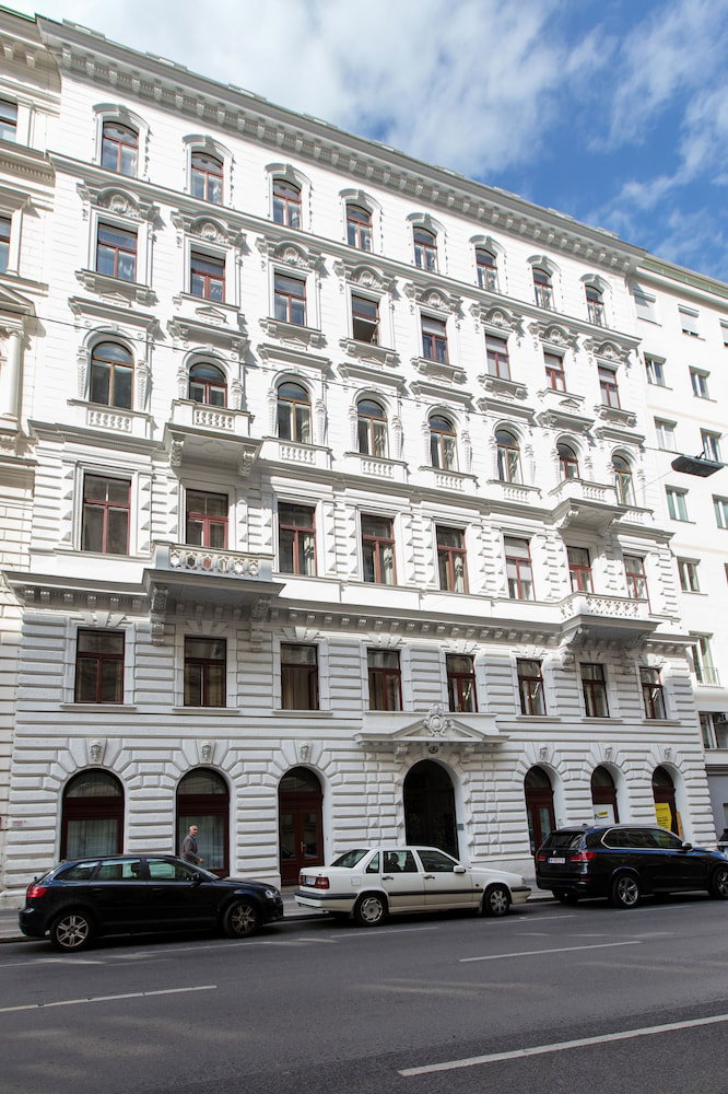 Hotel Heymi Apartments In City Center