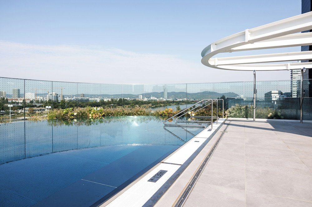 Hotel Skyline Suite - Danube-View Balcony&Pool