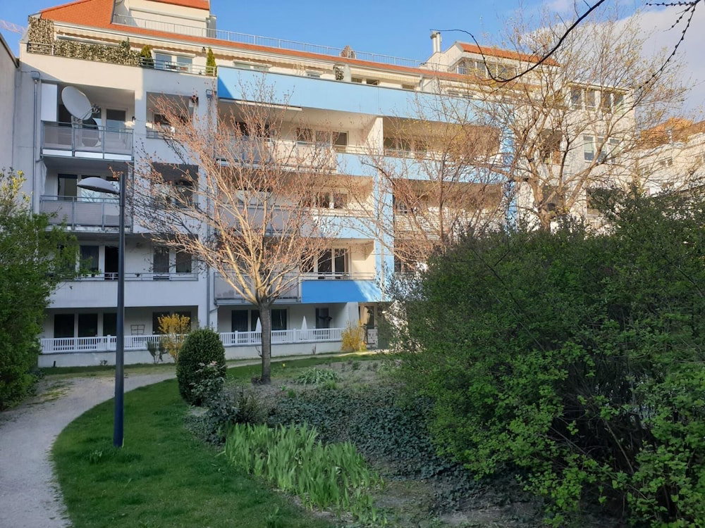 Hotel Apartment Sleeps 6 With Garden & Balcony