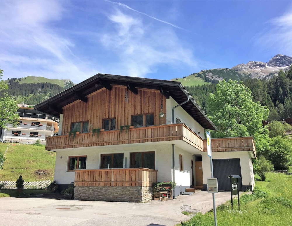 Hotel Chalet In Steeg Near Ski Slopes Lechtal