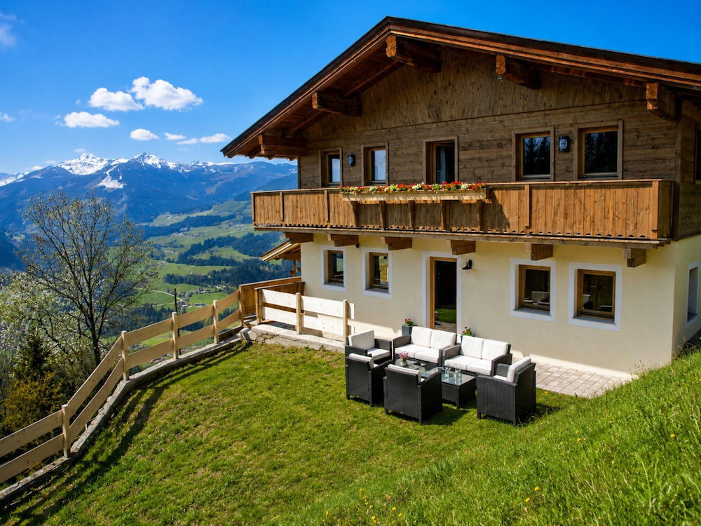 Hotel Gorgeous Chalet With Hot Tub In Tyrol