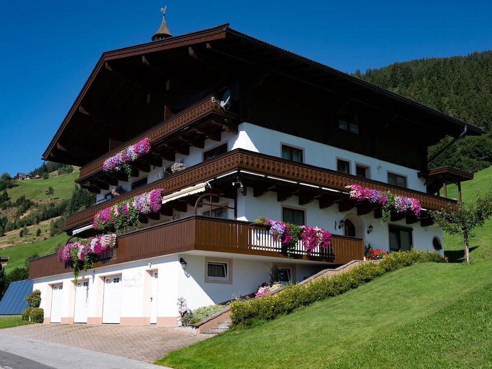 Hotel Cozy Apartment In Mühlbach With Garden Near Ski Slopes