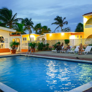 Hotel Coconut Inn cazare Tanki Leendert