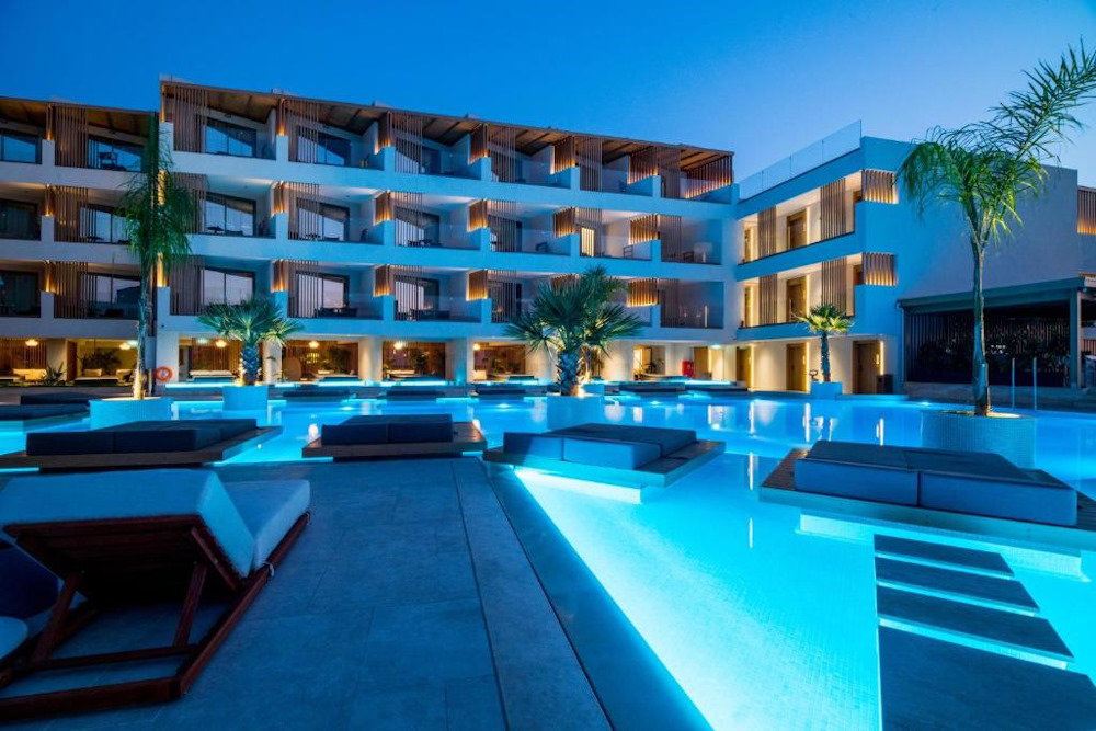 dal travel Akasha Beach