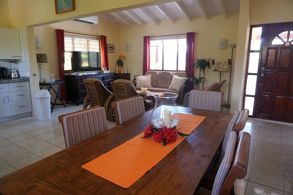 Hotel Cariñas Studio Apartments