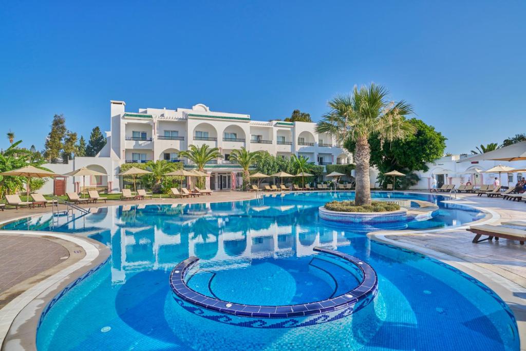 dal travel Royal Nozha Beach