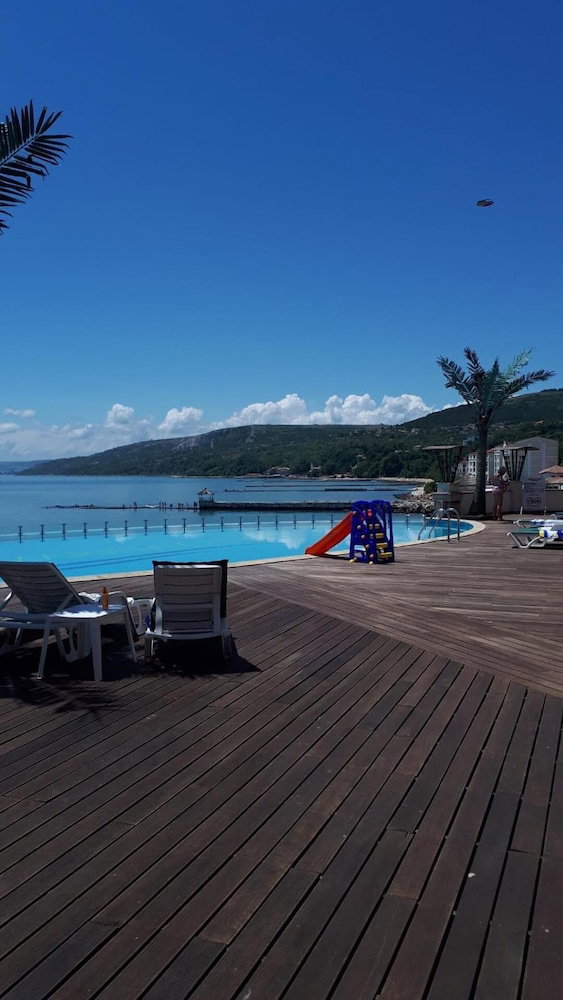 Hotel Apartment Sleeps 2 With Pool & Balcony