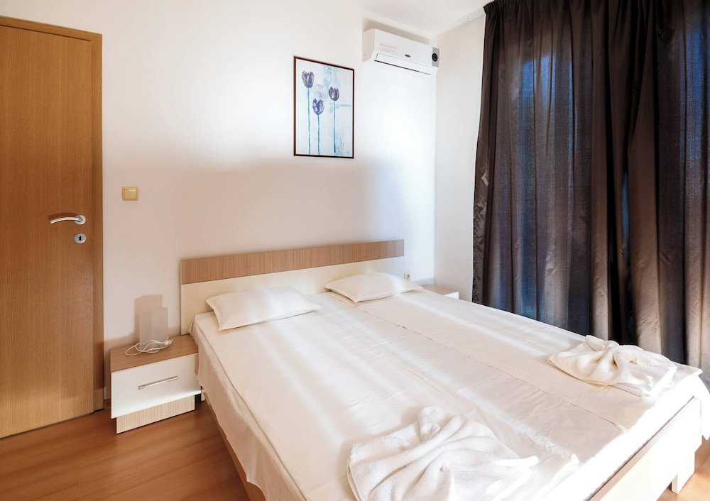 Seaside Apartment With 2 Bedrooms For Up To 5 Guests