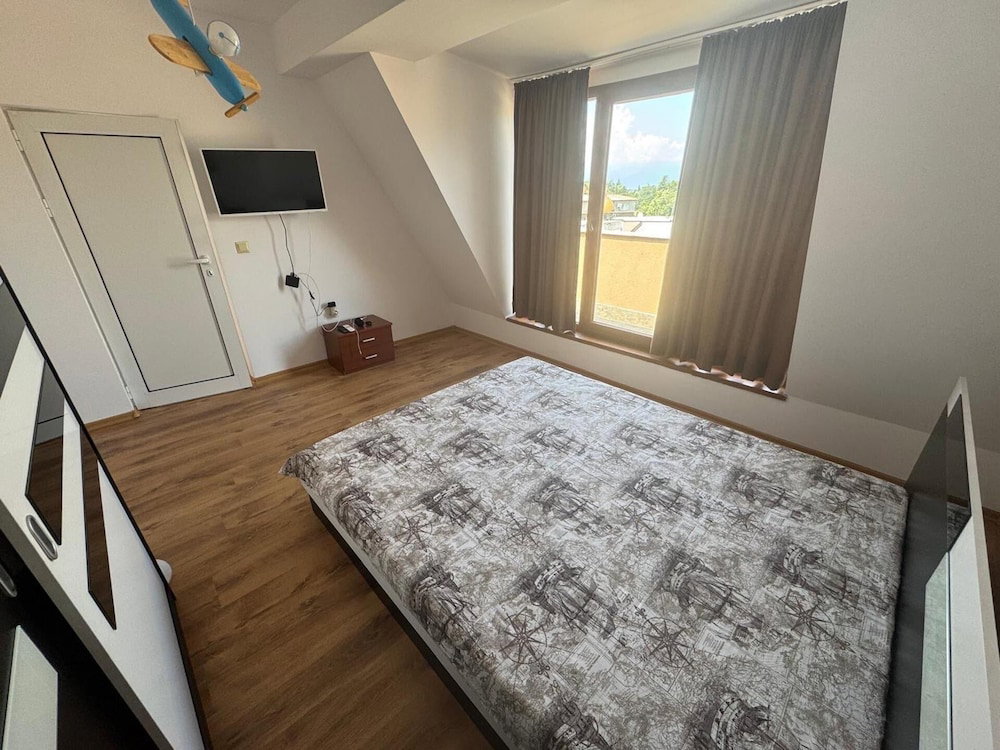 Apartment Sleeps 6- Free Parking- Balcony