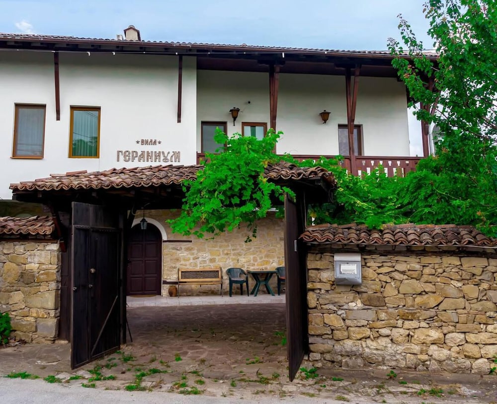 Hotel Lovely 5-Bed Authentic House In The Arbanasi