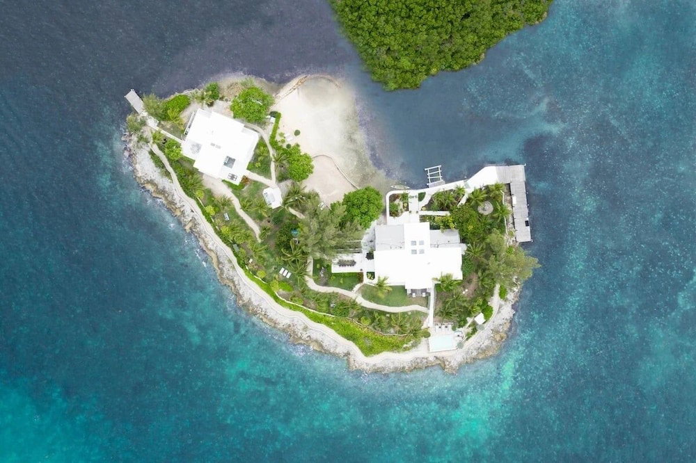 Hotel Middle Cay Estate 7 Bedroom Estate