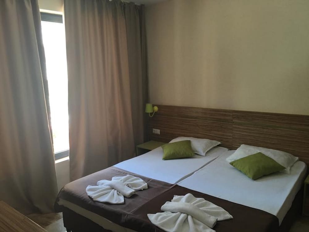 Flower Street Provides Accommodations With Free Wifi, Air Conditioning