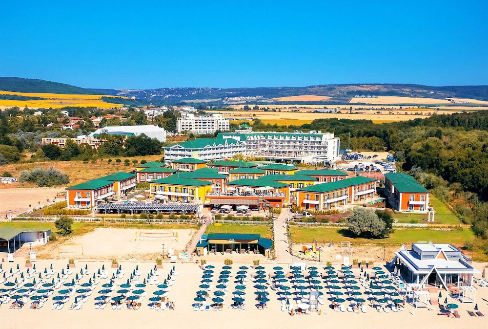 Hotel Eco Therma Village - Free Parking & Private Beach & Mineral Pool