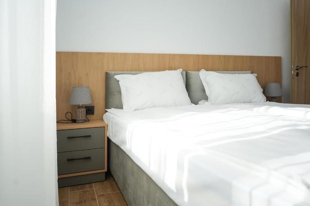 Hotel 2 Bed Apt - Sleeps 4, Terrace & Pet Friendly