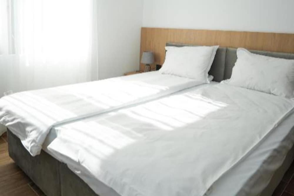 2 Bed Apt - Sleeps 4, Terrace & Pet Friendly