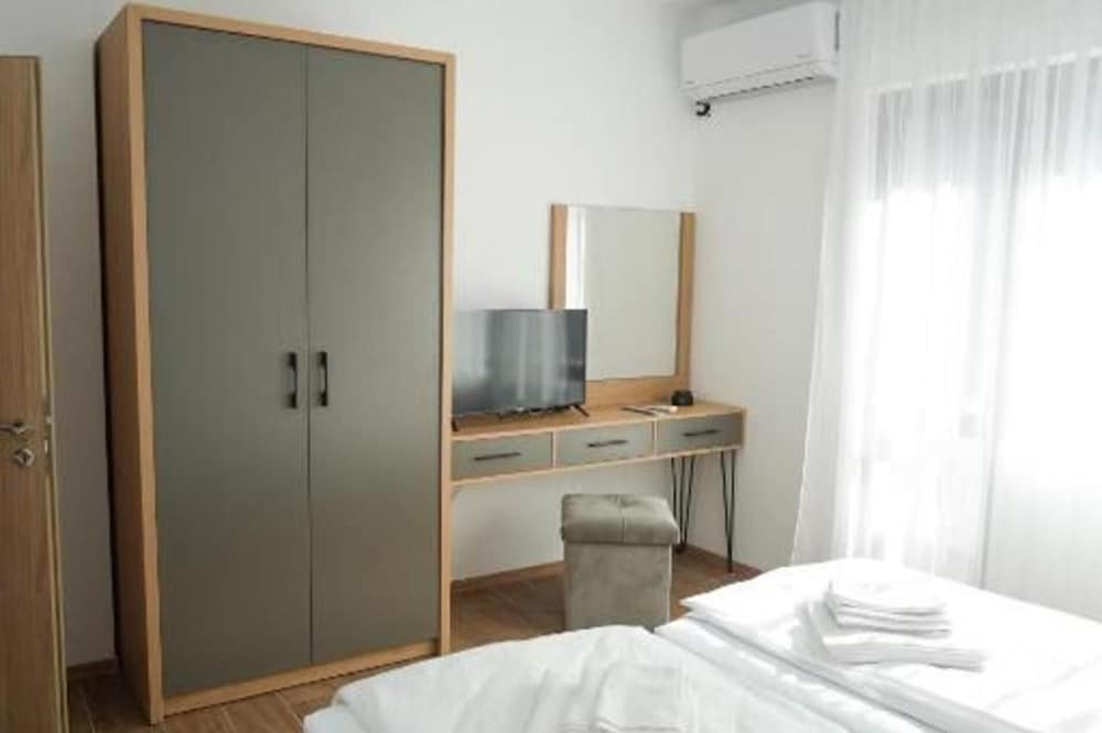 2 Bed Apt - Sleeps 4, Terrace & Pet Friendly