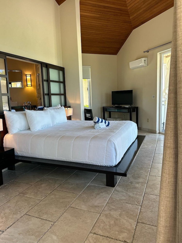Hotel Sky Beach Club Bungalow 3 Steps From Beach W/ Club, Pool 1 Bedroom Bungalow