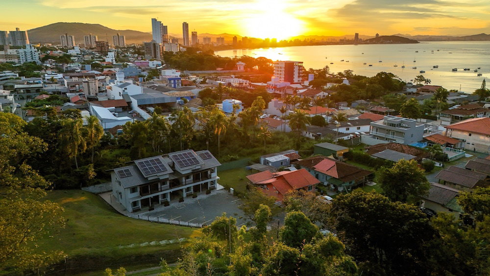Hotel Ipê Eco Village, Apartamentos Com Cozinha Perto Da Praia E Do Beto Carrero