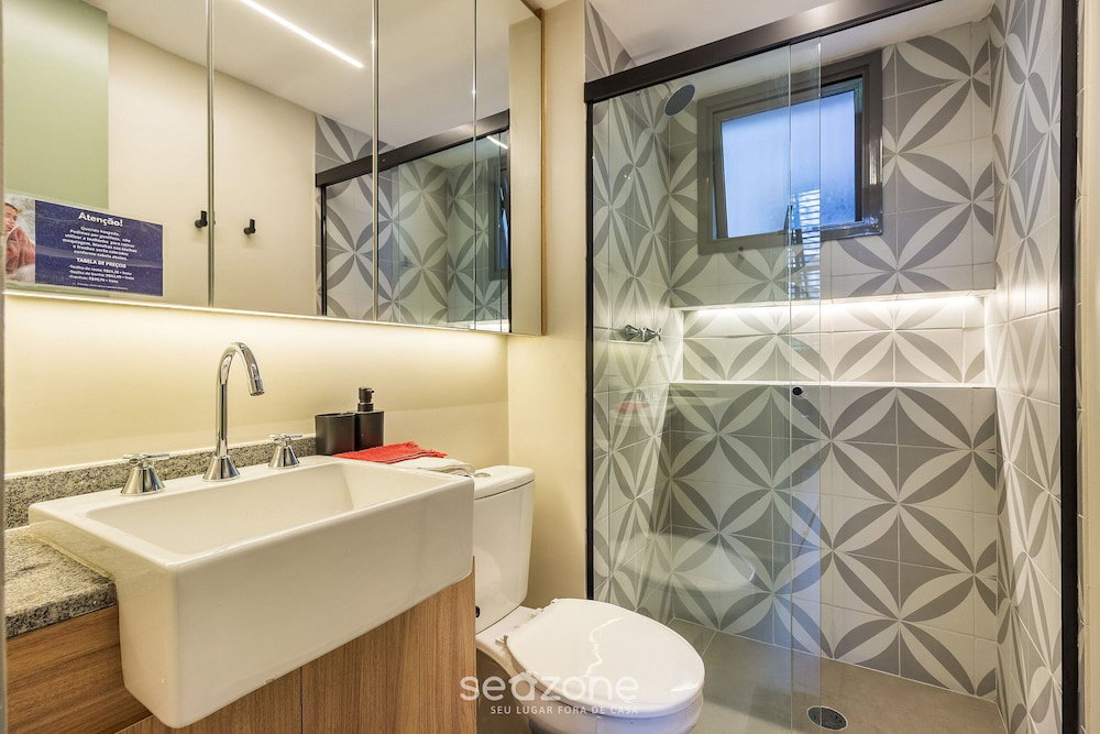 Hotel Modern Accommodations In A Building With A Pool In The Heart Of Sp - Yhes