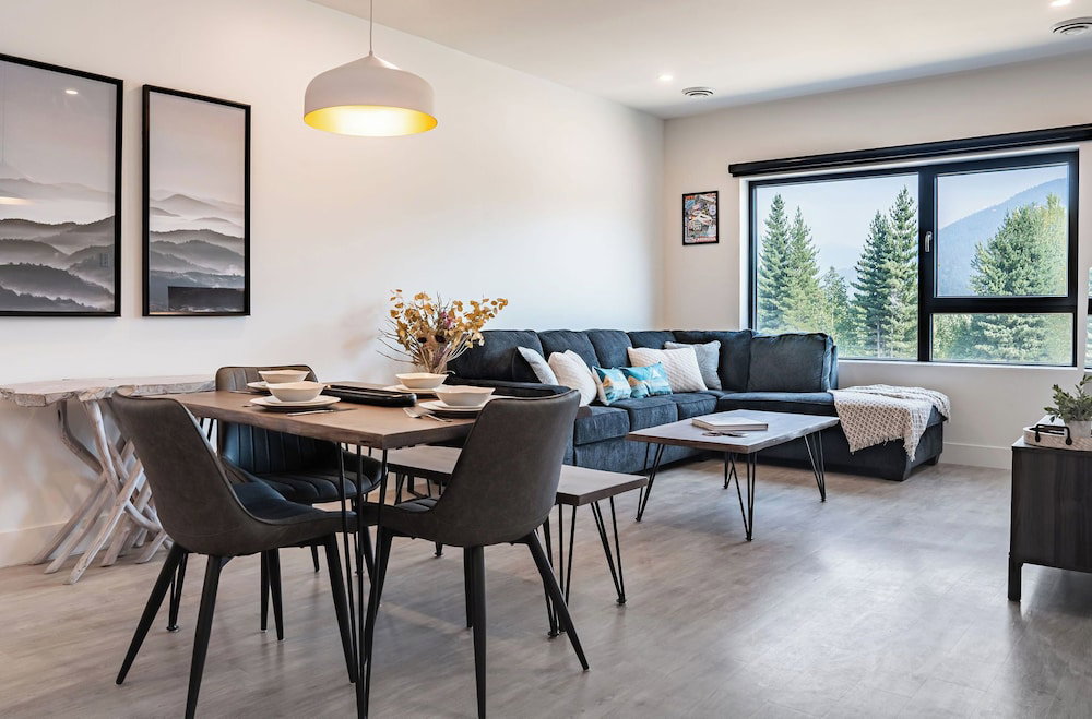 Hotel Slopes And Green By Revelstoke Vacations