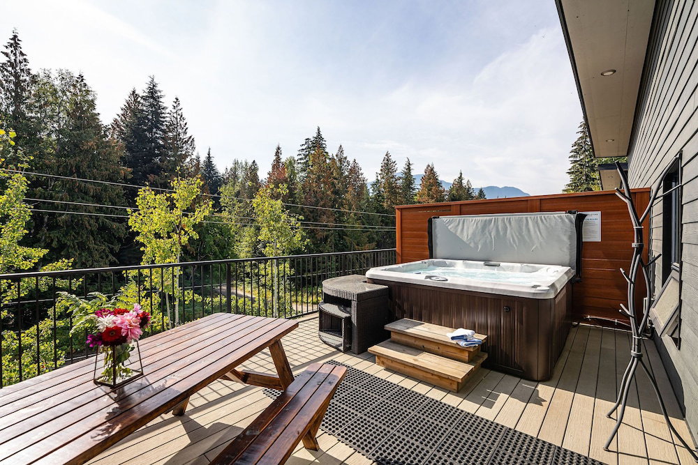 Hotel Pillow Top Condo By Revelstoke Vacations