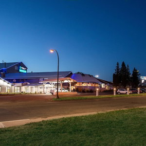 Hotel Clarion Pointe Medicine Hat Saamis Tepee cazare Medicine Hat