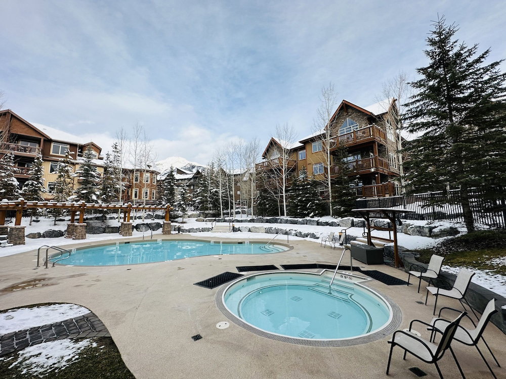 Hotel Mountain Retreat - Heated Pool & Hot-Tub & Sauna