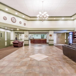 Hotel Ramada By Wyndham Hinton cazare Hinton