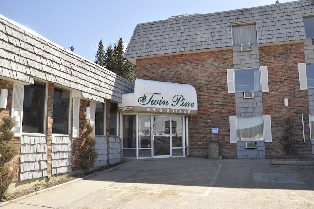Hotel Twin Pine Inn & Suites