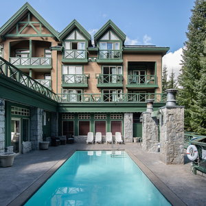 Hotel Pinnacle Hotel Whistler Village cazare Whistler